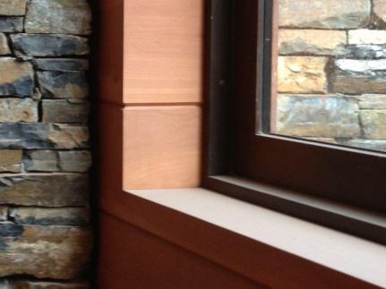 Detalle de ventana de madera en muro de piedra