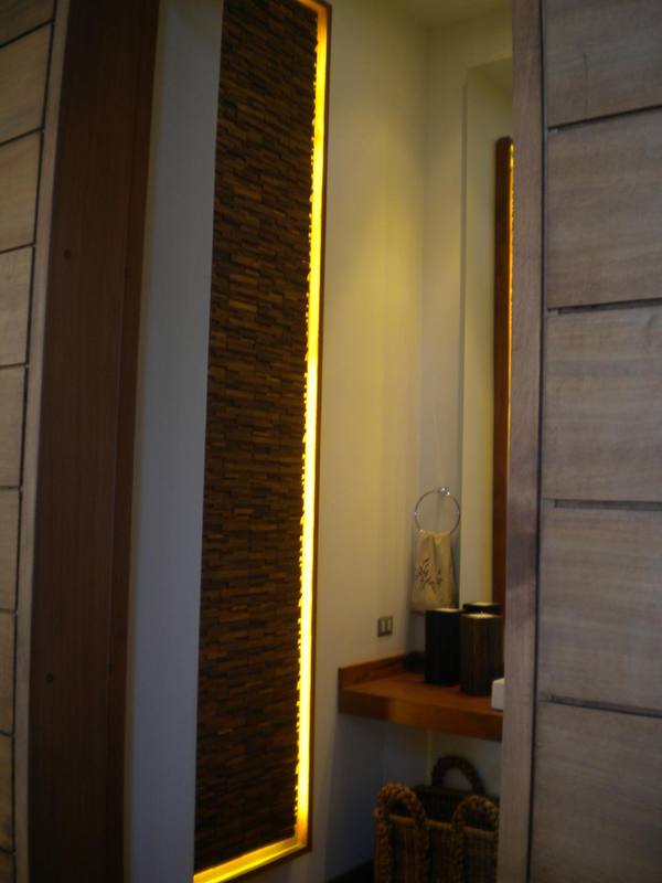 Encuentro de revestimientos de madera con luz indirecta