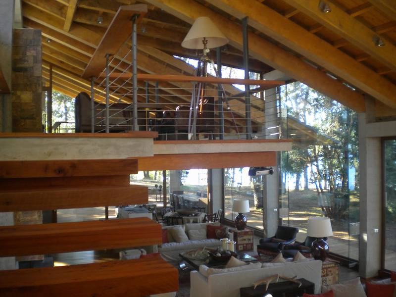 Escalera y estructura de madera a la vista en doble altura