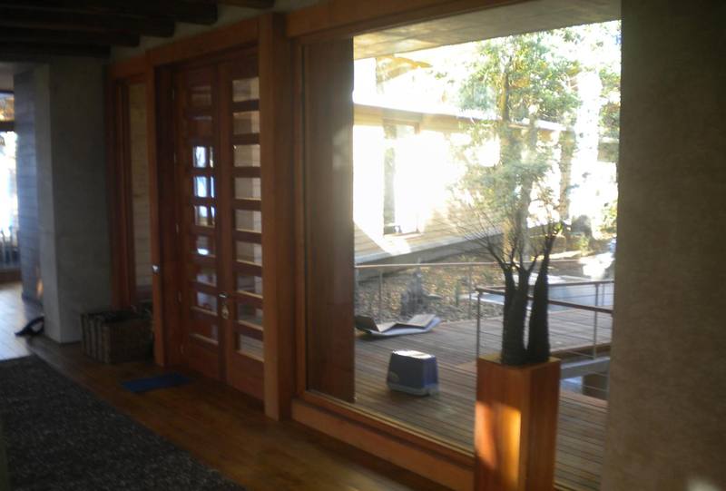 Puertas y ventanales de madera hacia la terraza