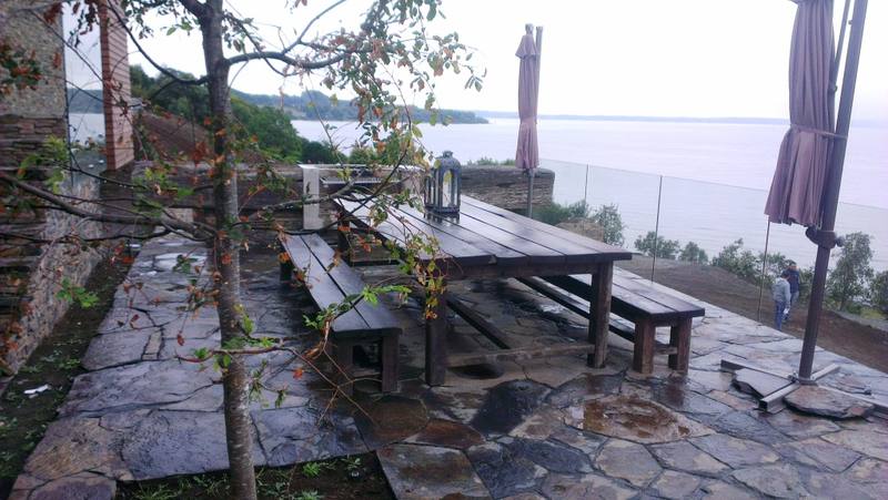 Terraza con pavimento de piedra frente al lago