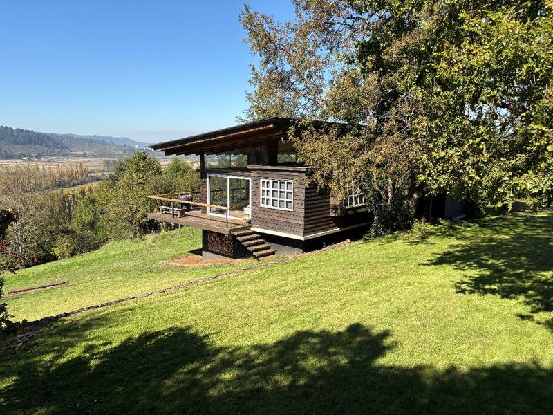 Casa Araucanía — Exterior con terraza de madera y vista al valle
