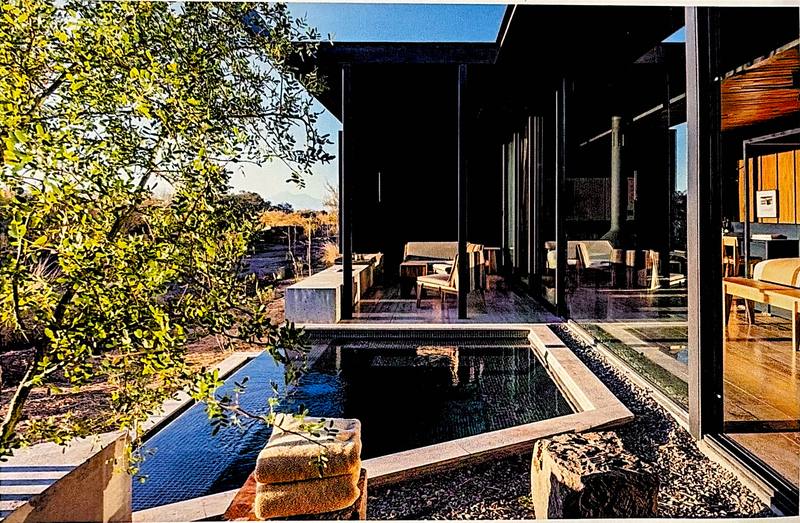 Hotel San Pedro de Atacama — Terraza con espejo de agua y vegetación