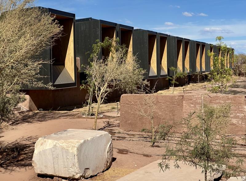 Hotel San Pedro de Atacama — Fachada del edificio en el paisaje del desierto
