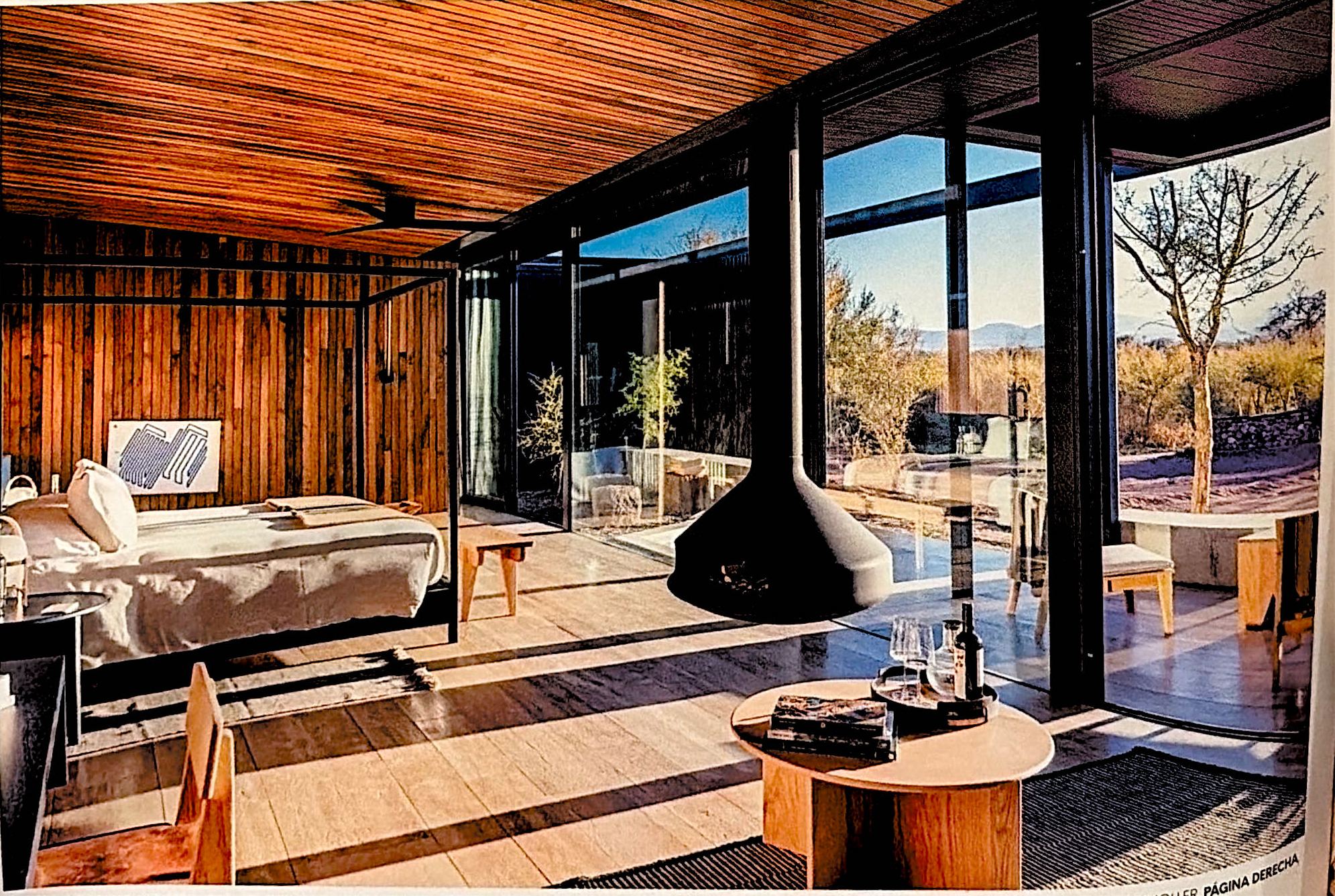 Hotel San Pedro de Atacama — Habitación con revestimientos de madera y vista al desierto