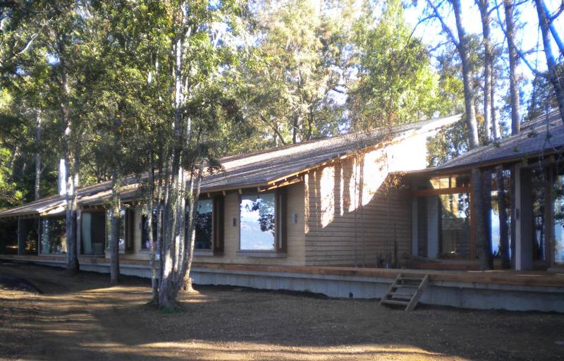 Lago Panguipulli — Volúmenes de la casa bajo el bosque