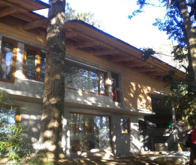 Lago Panguipulli — Fachada de dos niveles entre árboles