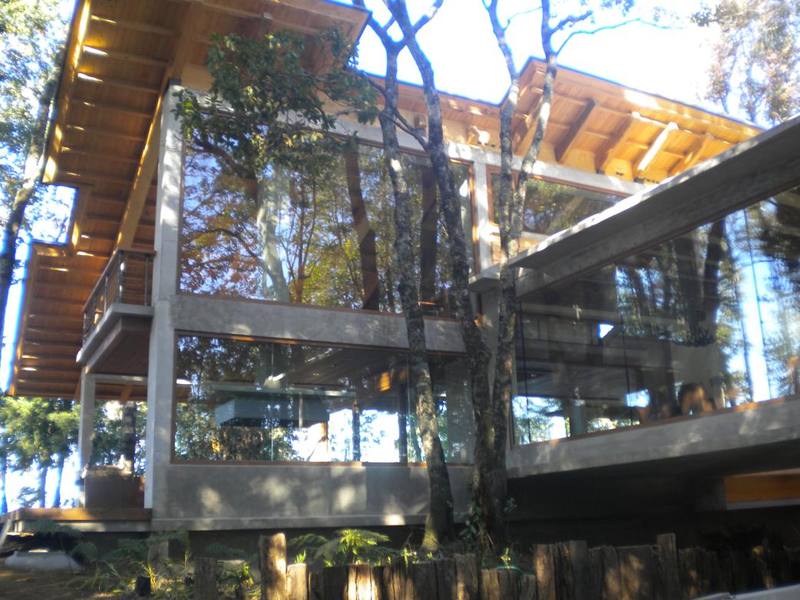 Lago Panguipulli — Volúmenes con aleros de madera y terrazas en voladizo