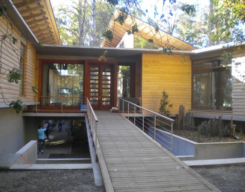Lago Panguipulli — Rampa de acceso de madera hacia la casa