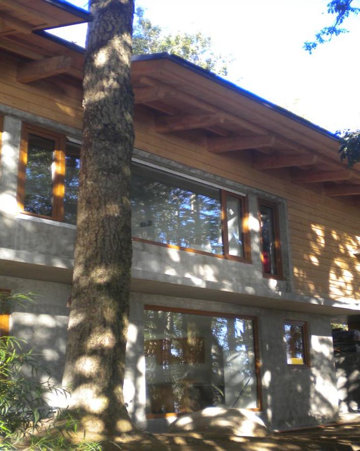 Lago Panguipulli — Fachada de dos niveles entre árboles