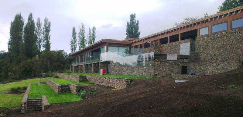 Lago Ranco I — Vista general de la casa y sus terrazas de piedra