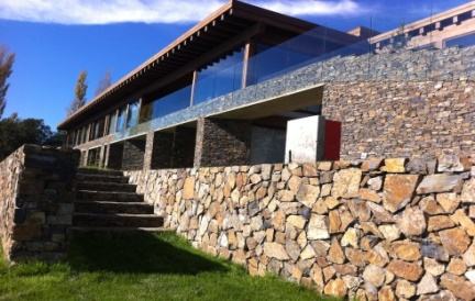 Lago Ranco I — Muro de piedra y escalera exterior