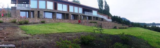 Lago Ranco I — Panorámica de la casa y sus terrazas