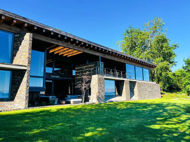 Lago Ranco II — Casa sobre la pradera con pilares de piedra