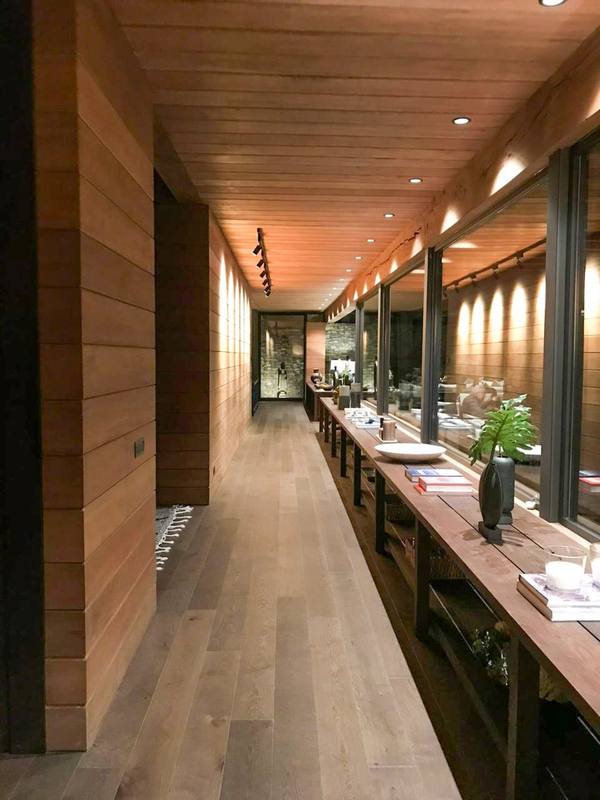 Lago Ranco II — Pasillo revestido en madera con luz cálida