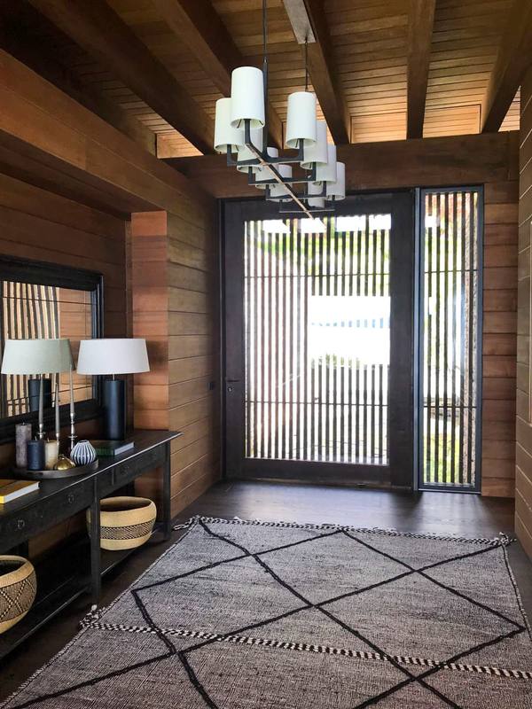 Lago Ranco II — Hall de acceso con muros de madera y lámpara colgante