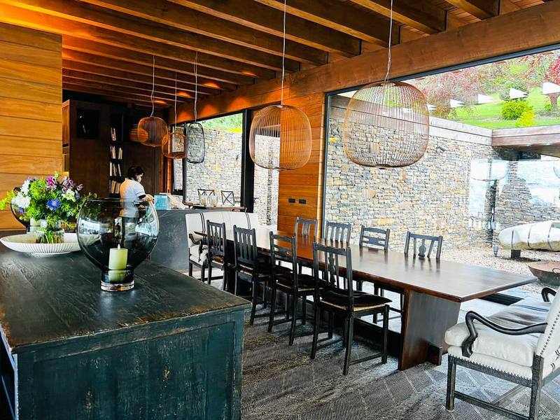 Lago Ranco II — Comedor con vigas a la vista y muro de piedra