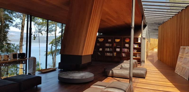 Lago Rupanco — Living con estructura de madera y vista al lago
