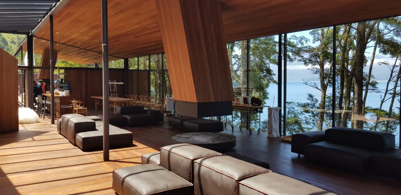 Lago Rupanco — Estar con ventanales hacia el lago