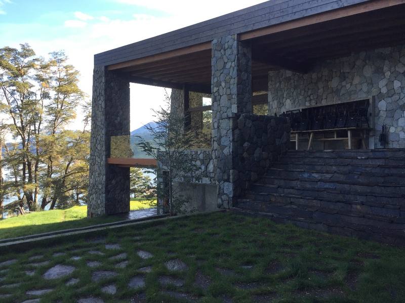 Lago Todos Los Santos I — Terraza cubierta con muros de piedra rústica