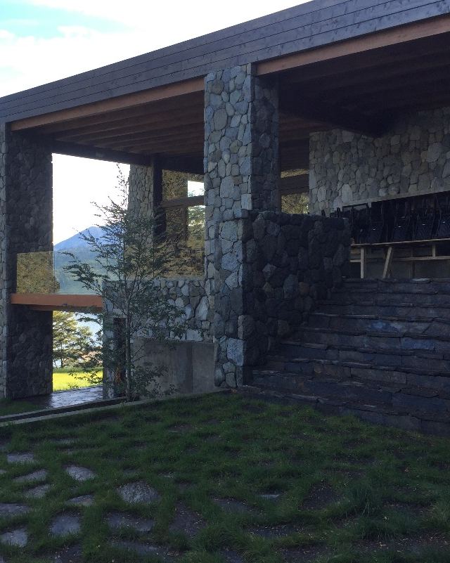 Lago Todos Los Santos I — Terraza cubierta con muros de piedra rústica