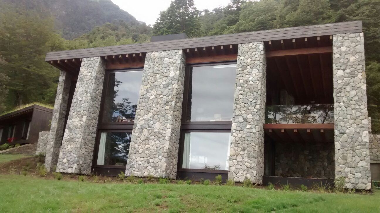 Lago Todos Los Santos I — Fachada con pilares de piedra y ventanales